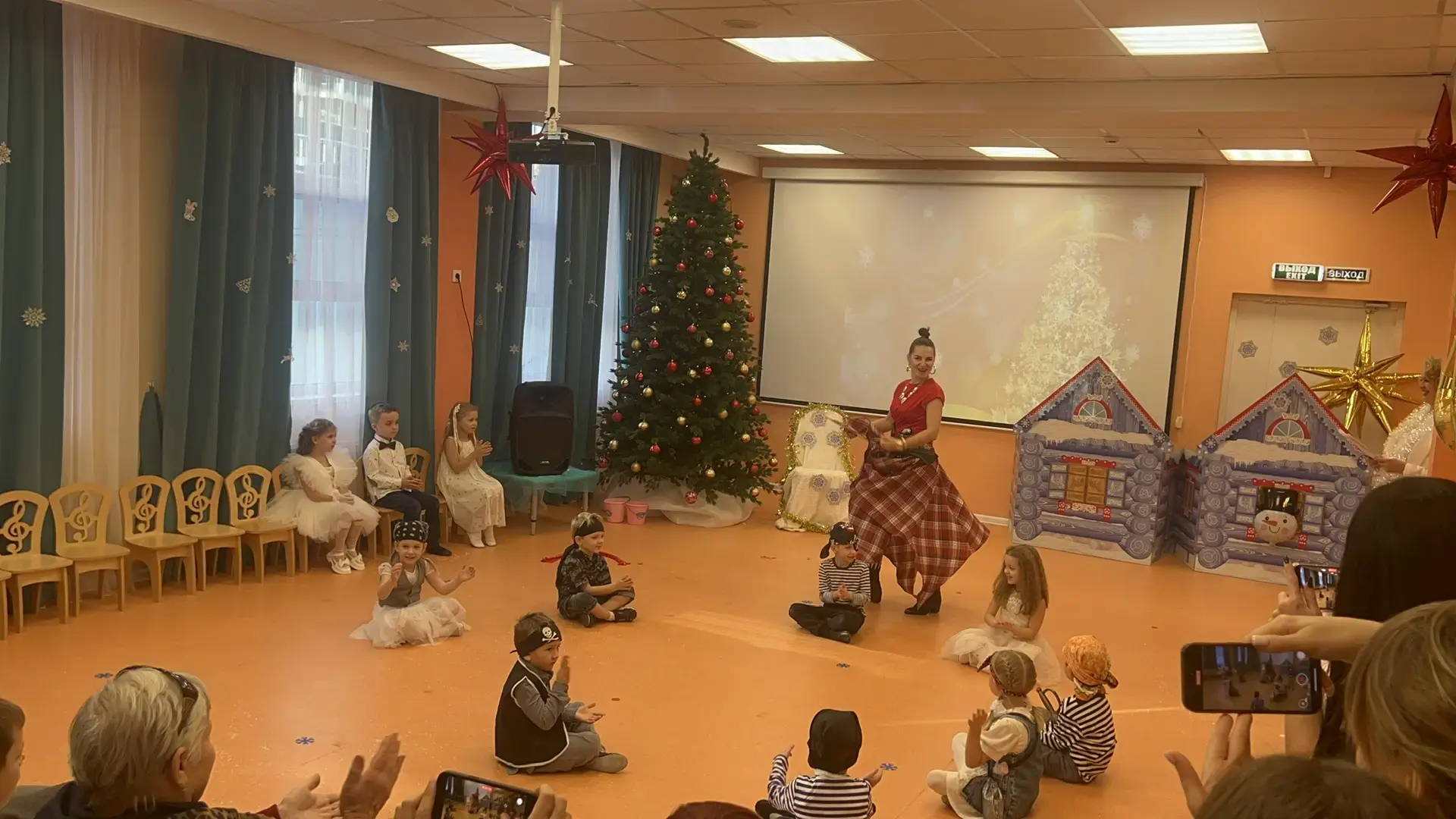 КАК «8 ЧУДО» 🎉 НОВЫЙ ГОД ВСТРЕЧАЛО!  В нашем детском саду «8 чудо» завершился марафон новогодних утр