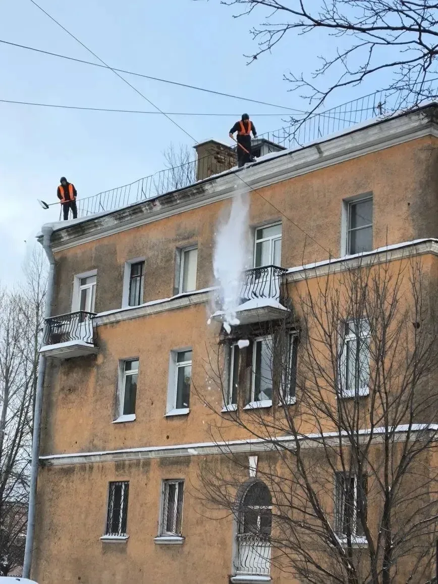 ❄️ Продолжаем очистку кровель от снега и наледи.