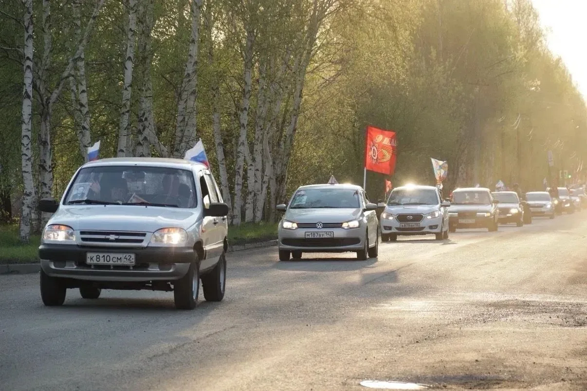 БОЛЕЕ 25 АВТОМОБИЛЕЙ ПЕДАГОГИЧЕСКИХ РАБОТНИКОВ СТАЛИ УЧАСТНИКАМИ ГОРОДСКОЙ АКЦИИ «БЕССМЕРТНЫЙ АВТО-М