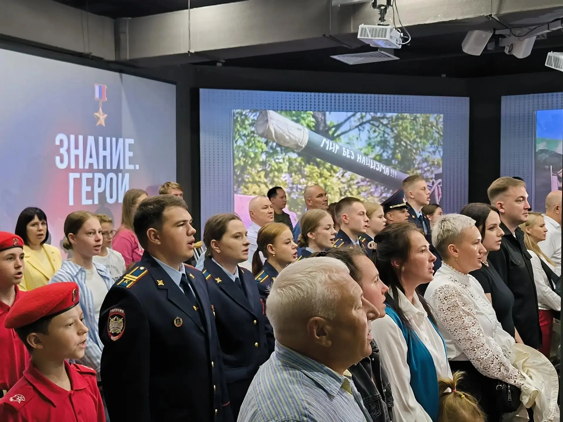 🇷🇺 Во Владивостоке проходит выставка «Знание. Герои»