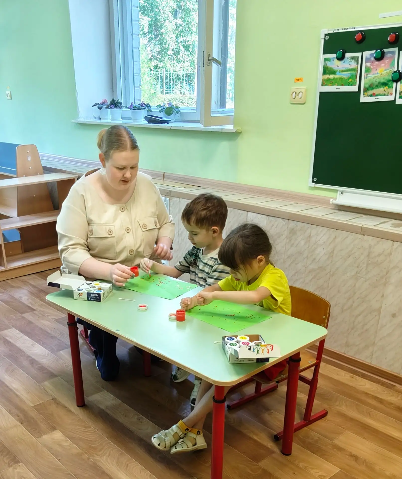 В группе «Семицветик» воспитанники рисовали ватными палочками летнюю ягоду "Малина".
Дети учились ри