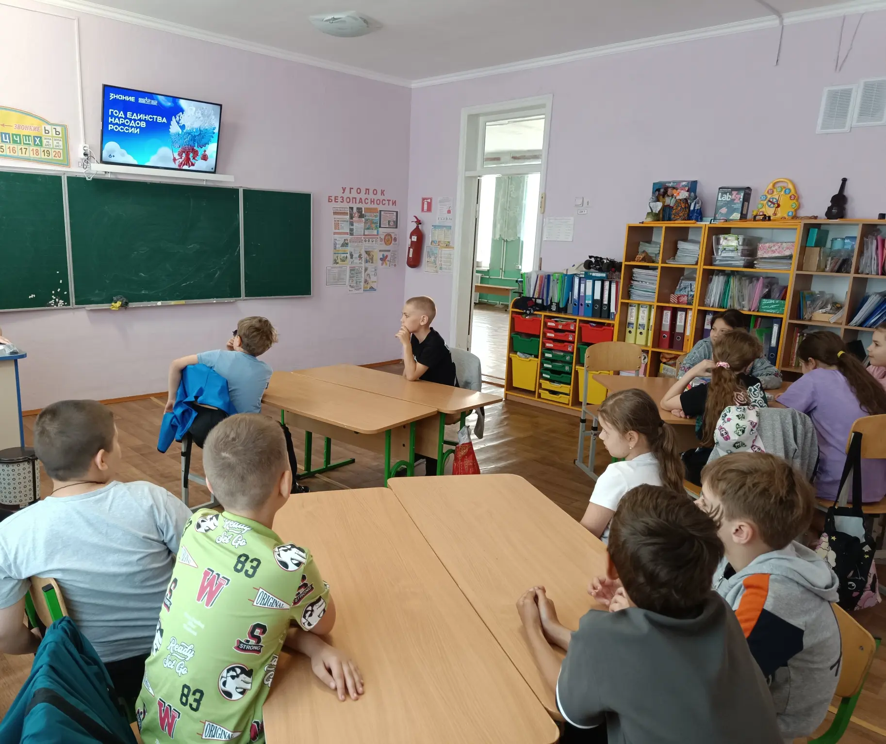 Во второй день работы пришкольного лагеря «Светлячки» ребята окунулись в атмосферу Года...