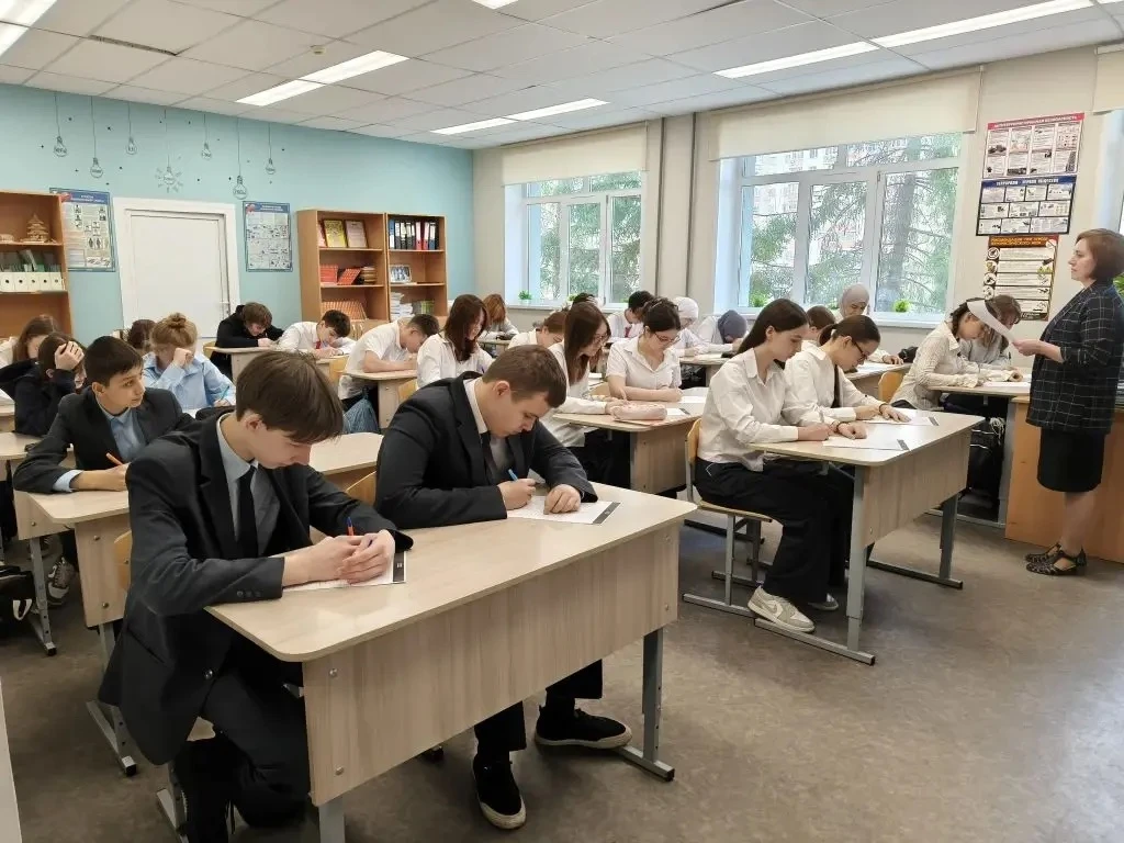 ✍🏻25 апрель көнне безнең гимназиябездә, дөньяның күп кенә мәйданчыкларындагы кебек үк, «Татарча дикт