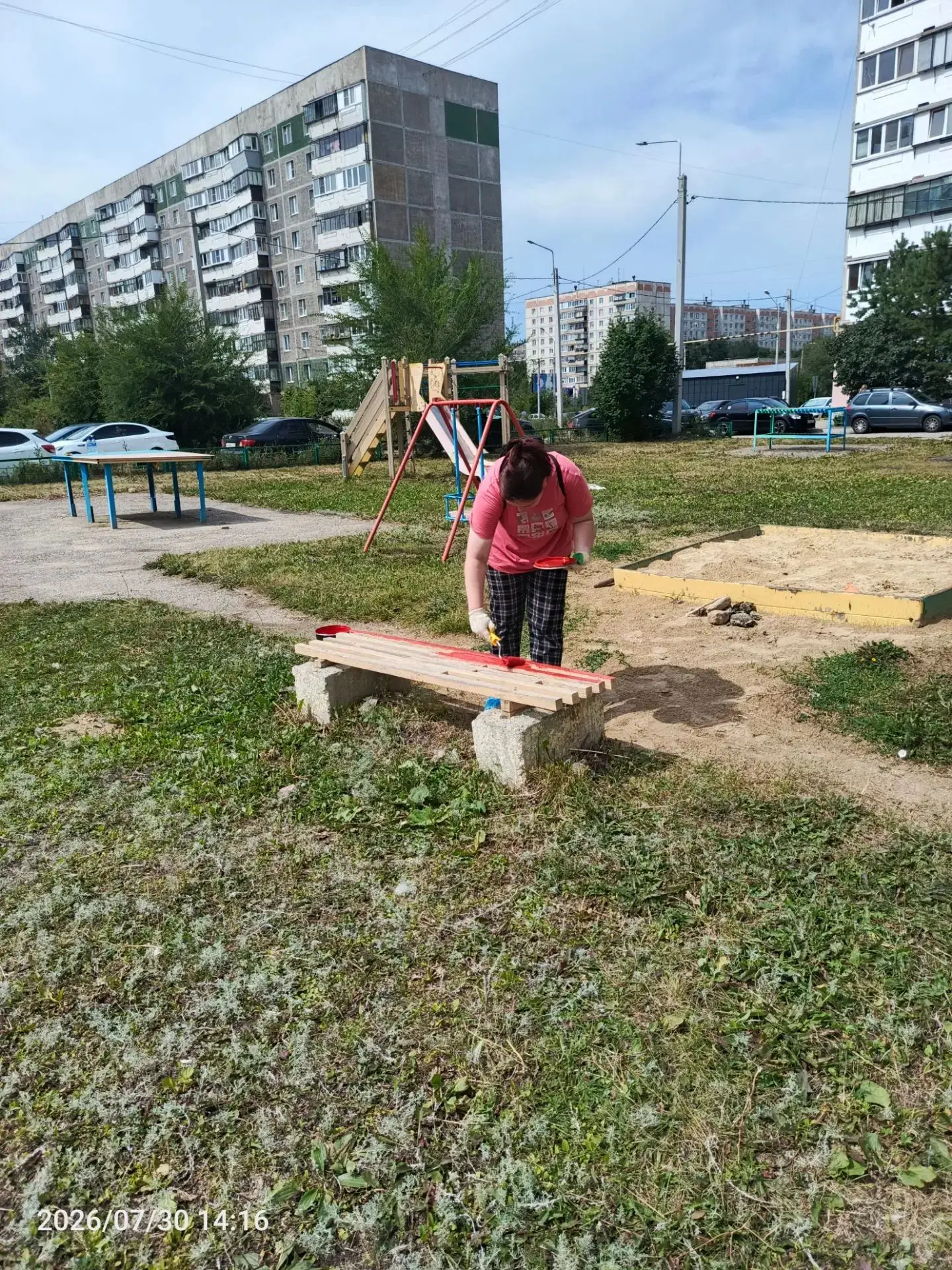 В 144 микрорайоне приступили к покраске малых архитектурных форм 

Детская площадка возле дома № 45 