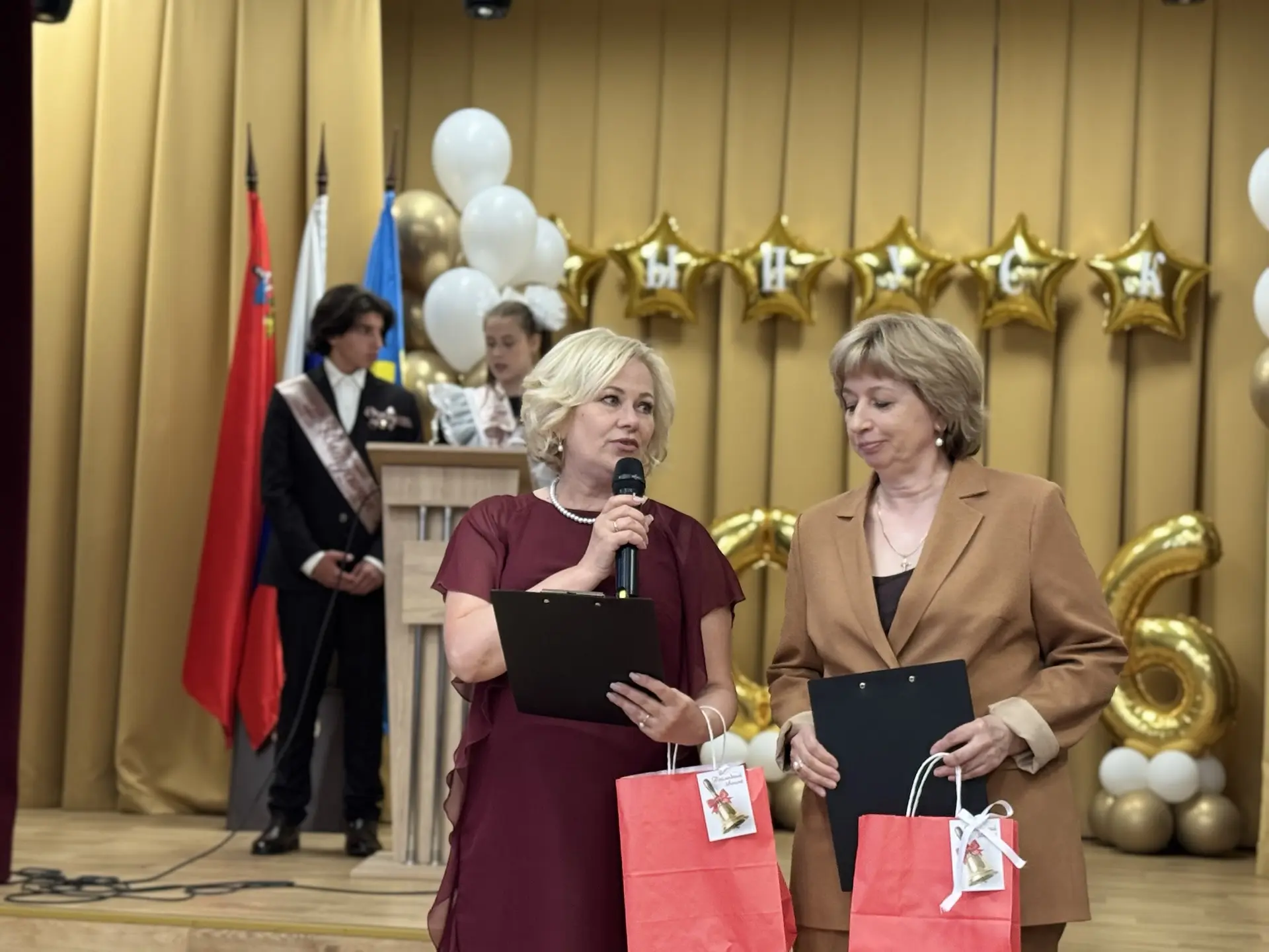 Вот и прозвенел последний звонок для выпускников 11-го «А» класса МОУ «СОШ  имени А. П.Чехова», симв