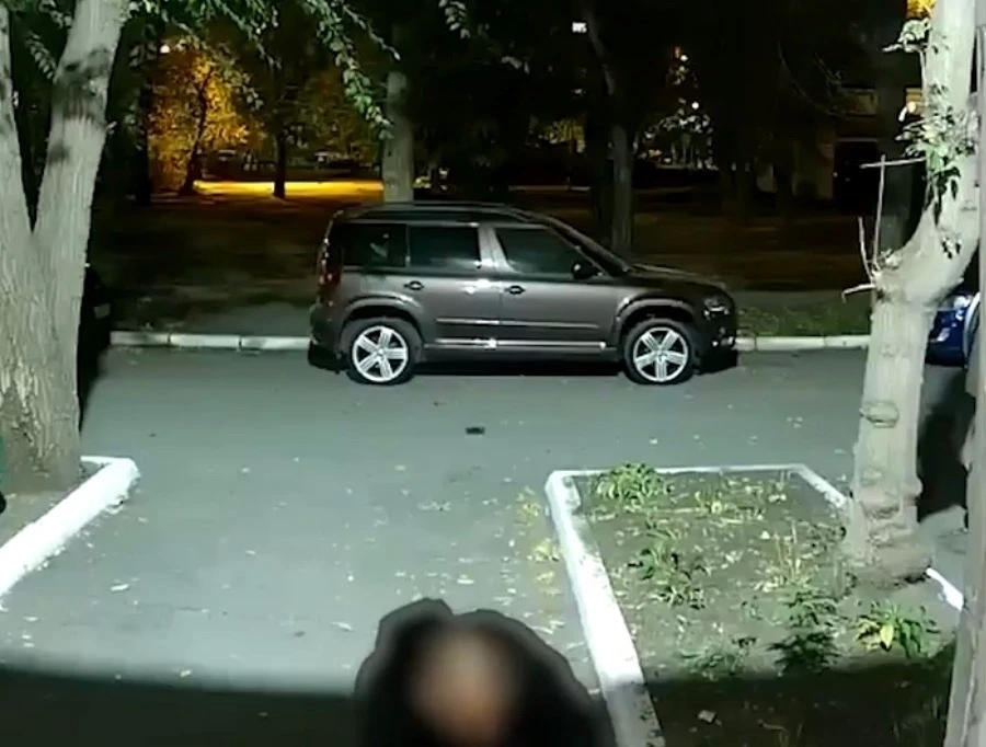 На улице Ялуторовской тюменцы заметили мужчину в голом виде: он вел себя неадекватно, р...