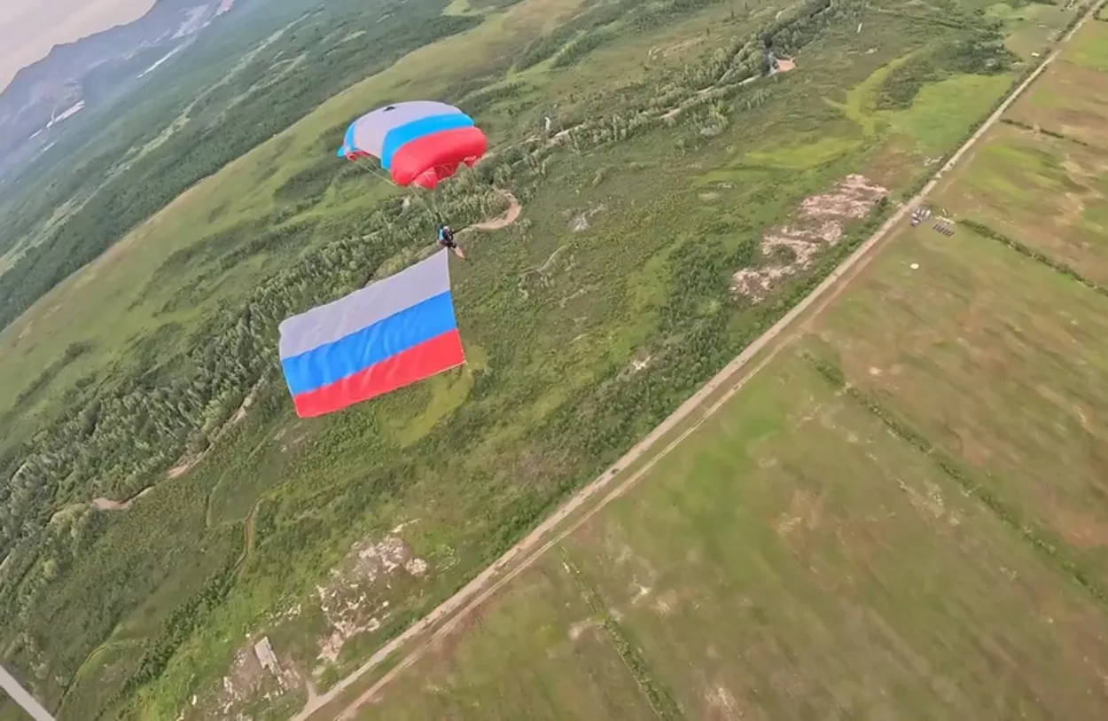 Спортивная парашютная школа Магадана красиво отметила День государственного флага. Праз...