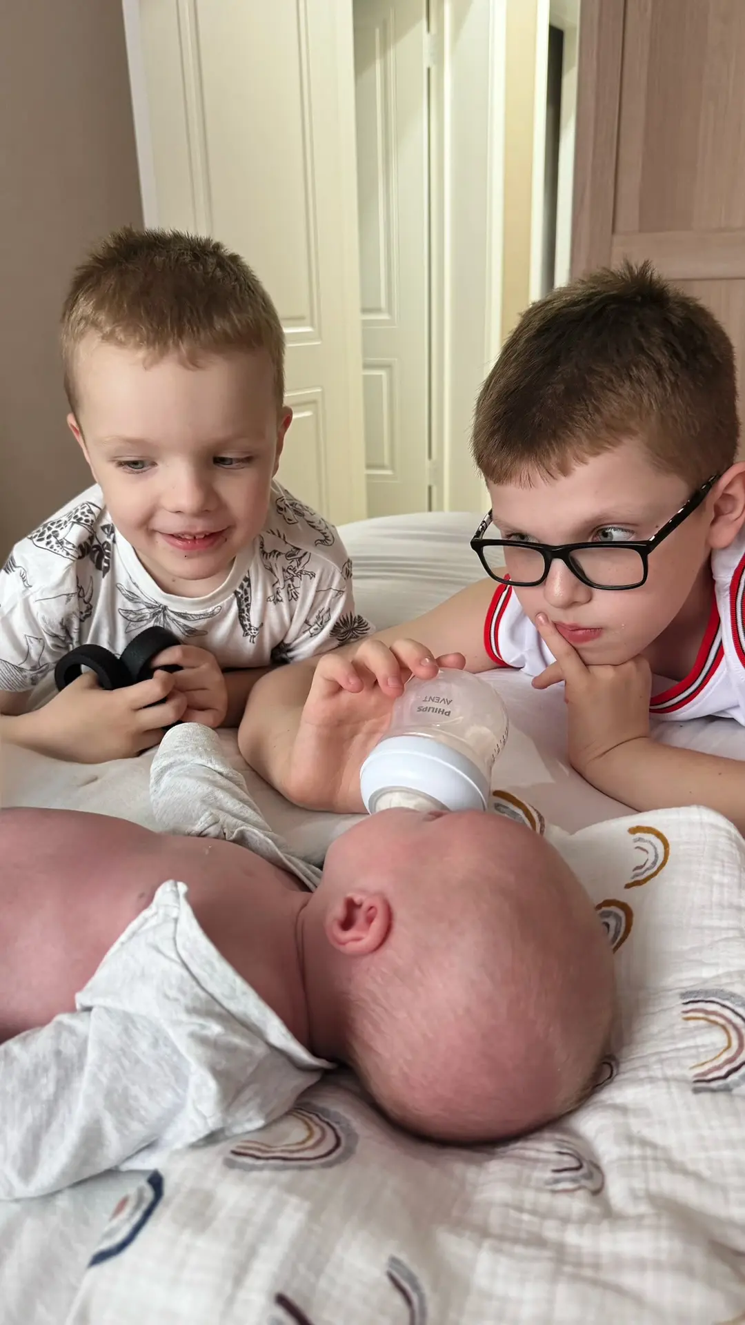 Я думала у старших вообще не будет интереса к малышу 👶🏼🥹 а Оказалось что Вова вполне может помочь и 