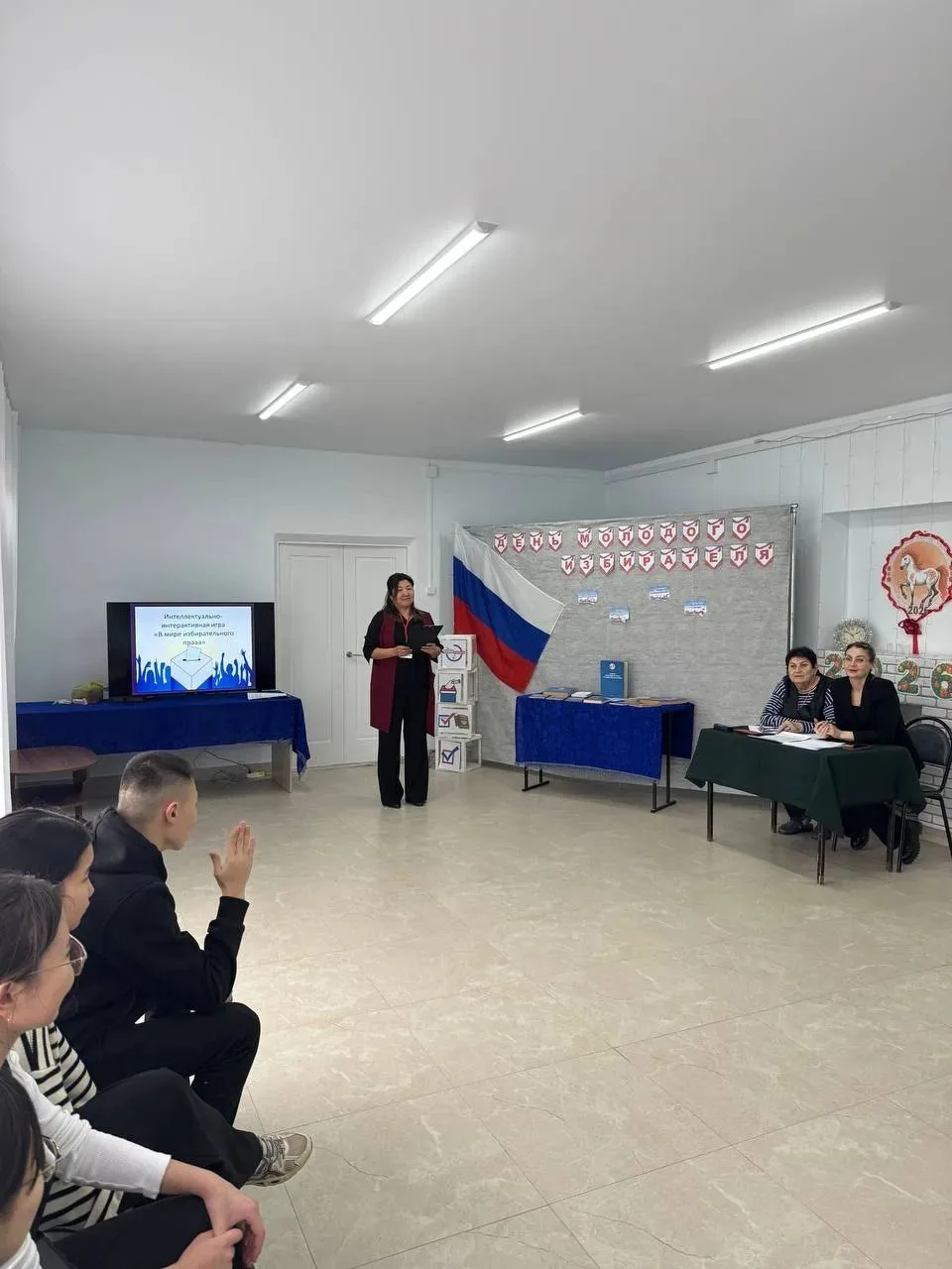 В республике проходят мероприятия ко Дню молодого избирателя  Руководители Элистинской территориальн