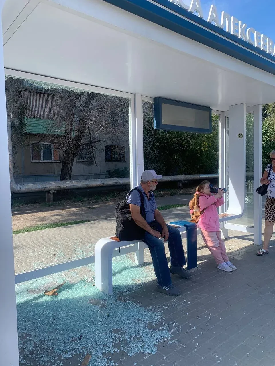 Осторожно, битое стекло! ⚠️На новой остановке по адресу Бориса Алексеева, 2А, кто-то ра...