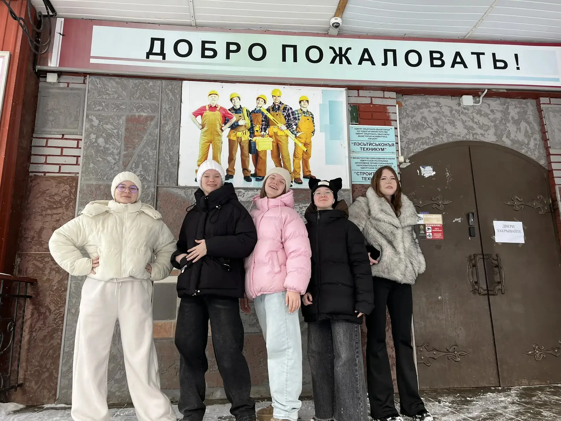 Профориентационная экскурсия: девятиклассники побывали в строительном техникуме Ижевска! 👷‍♂️🔧  Учен