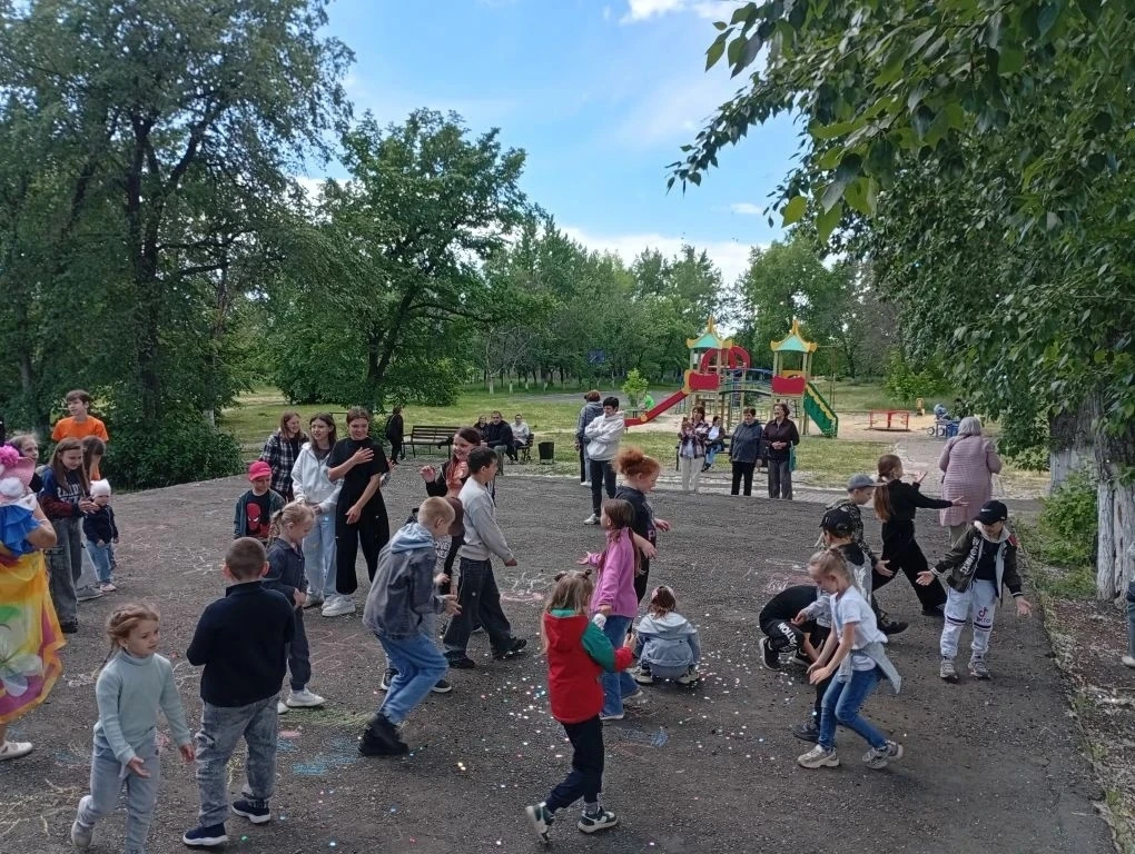 Ура, наш летний лагерь начал работать! 1 июня, в День защиты детей, работники КЦД "Эдел...
