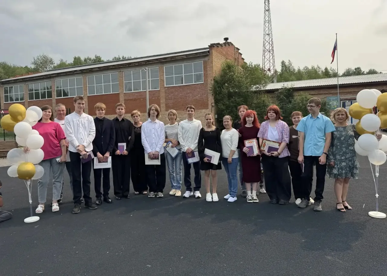 Поздравляем выпускников 9-х и 11-х классов 🎓 с важным этапом в жизни! Получение аттестата — это рез