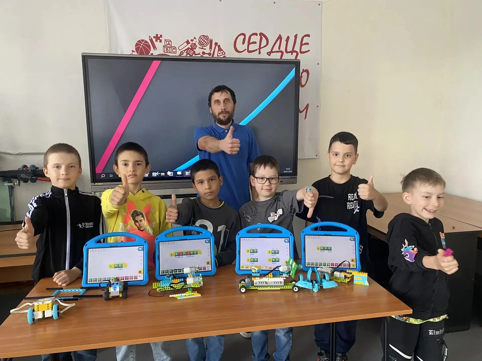 В завершении учебного года в студии «Роботворцы» прошло итоговое занятие, на котором юные инженеры п