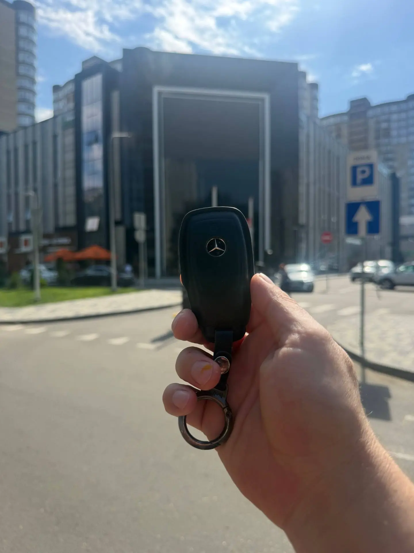 Опубликуйте пожалуйста! Нашел ключ от мерседеса! Оставил в администрации ТЦ Флотилия.
Телефон админи