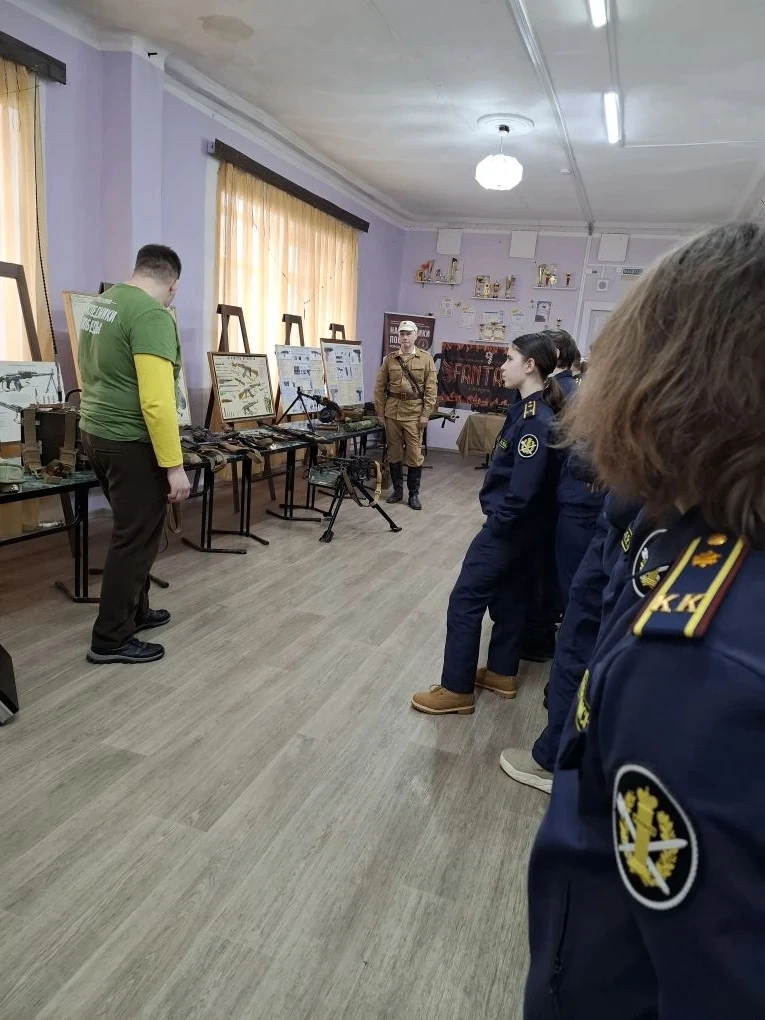 Выставка «Афганистан — СВО XX века»: уроки мужества для 8-классников 16 февраля учащиеся 8-х классов