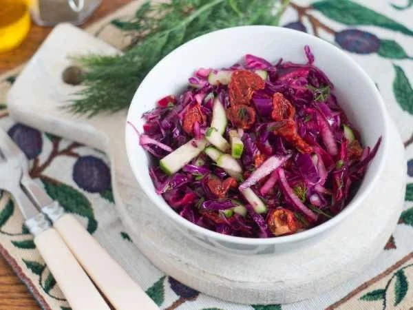 🥗 Салат с красной капустой и вялеными помидорами

Ингредиенты

• Краснокочанная капуста – 250 г
• О