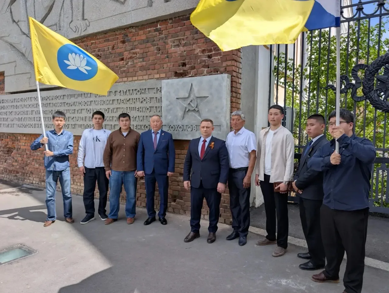 Подвиг нашего земляка, снайпера Гари Бадмаевича Хохолова, увековечен на волгоградской з...