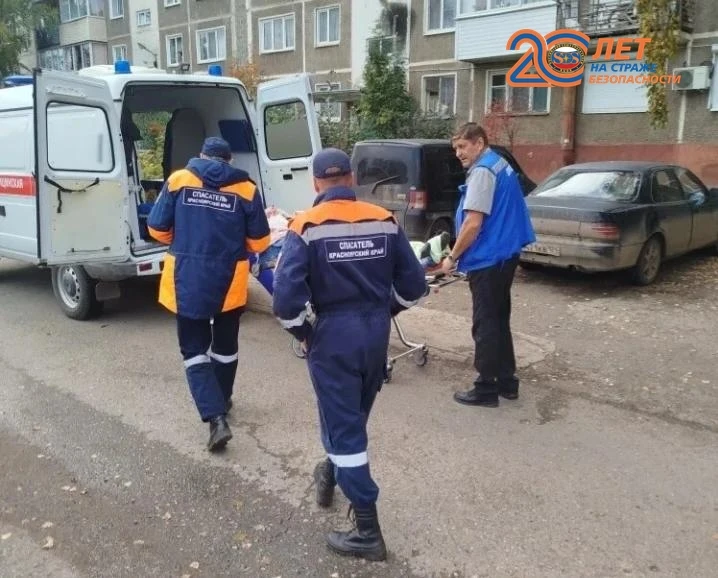 В Шарыпово спасатели помогли медикам госпитализировать больного