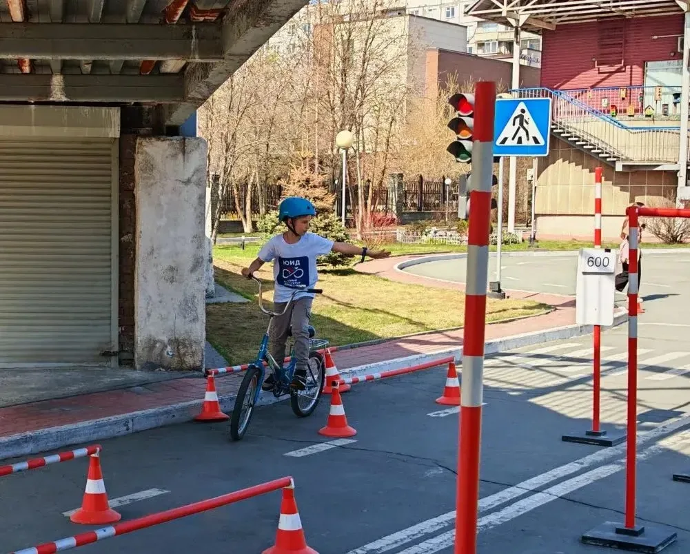 🚦 Наши ребята на конкурсе «Безопасное колесо»!  Вчера команда ЮИД лицея под руководством советника д