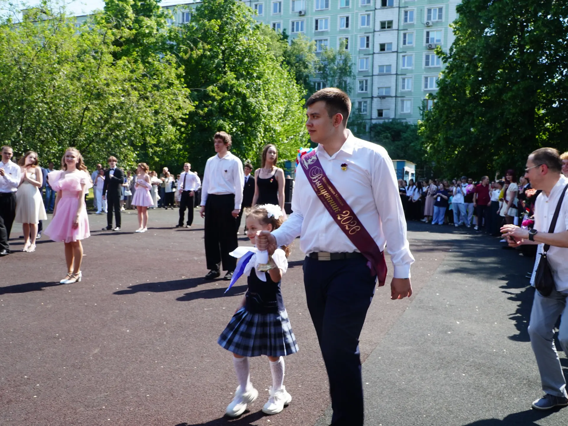 ✨ Продолжаем делиться моментами последних звонков — теперь уже у наших 11-х классов   🌸 Этот день по