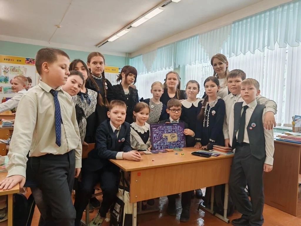 🎲 Играем и узнаём родной край Ученики 1 корпуса 4А класса (кл. рук. Флегонтова Л. П.) и 4Б класса (к