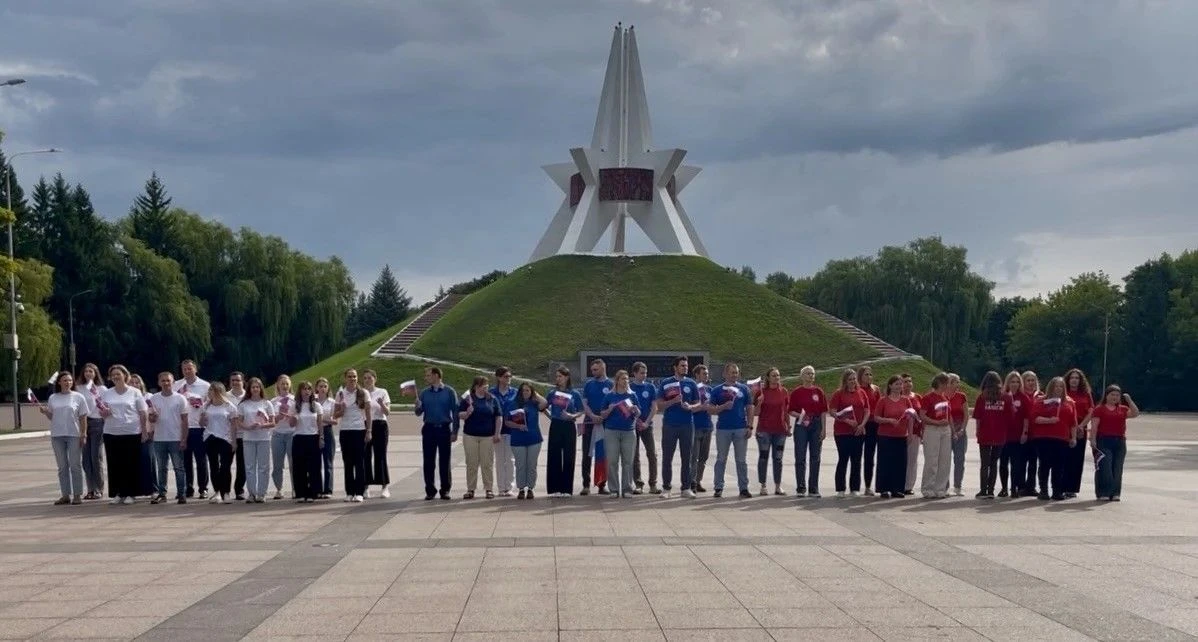 В одном строю с триколором: молодежь Росреестра и Федеральной налоговой службы Брянщины...