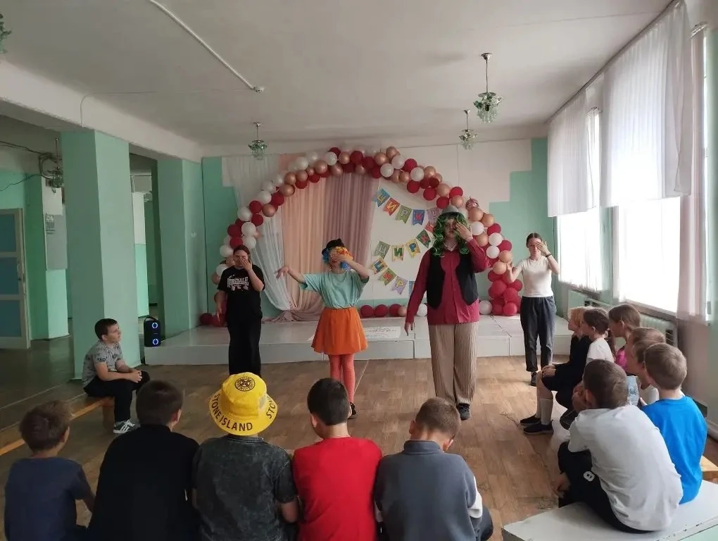 Сегодня в пришкольном лагере "Солнышко" состоялось торжественное открытие. Вожатые устроили для ребя