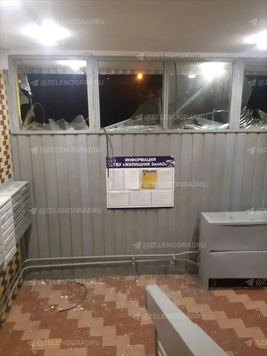 Окна в подъезде корпуса 1106 и нескольких квартирах оказались выбиты в ночь на вторник