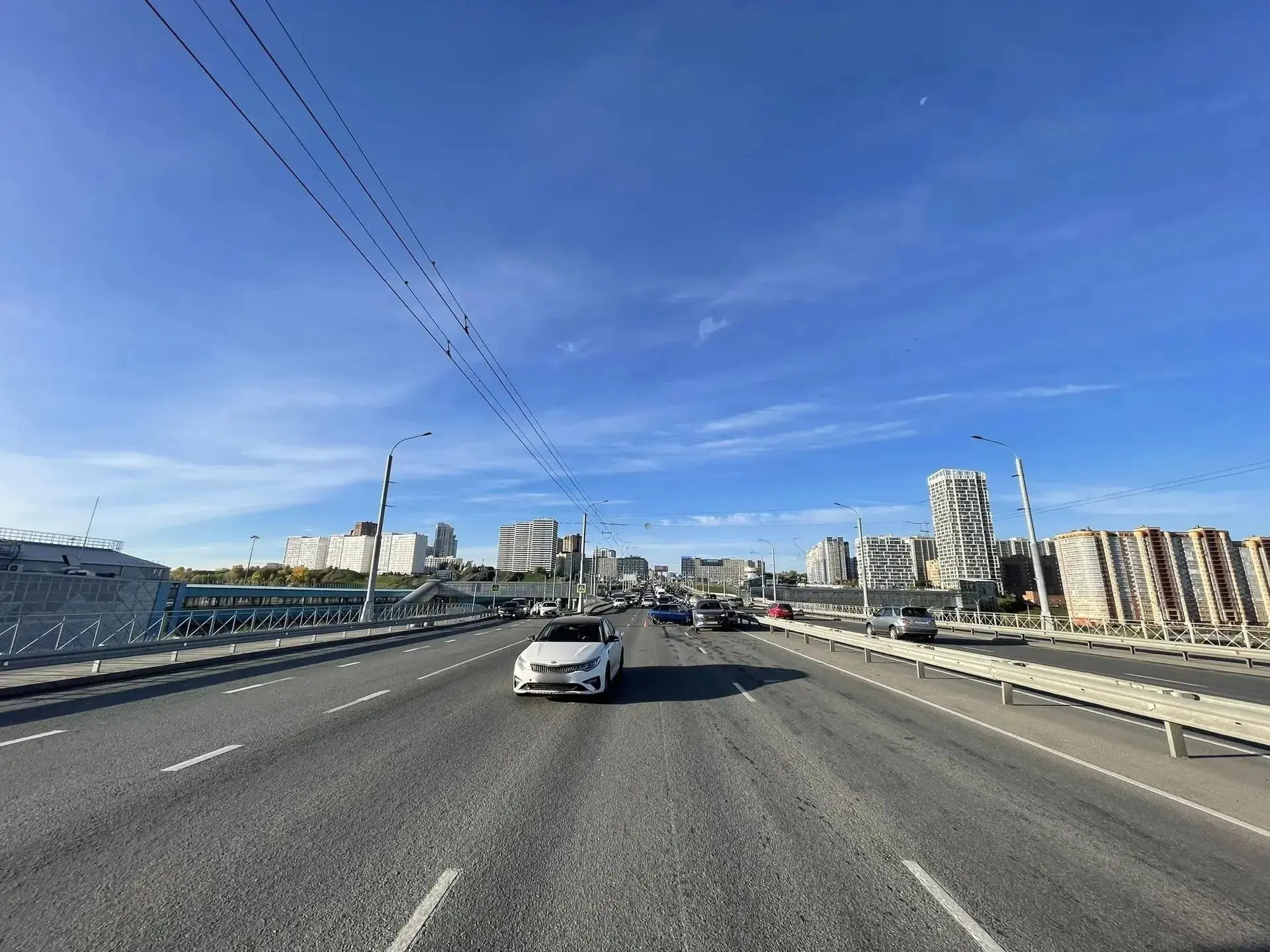 Четыре автомобиля столкнулись на Октябрьском мосту