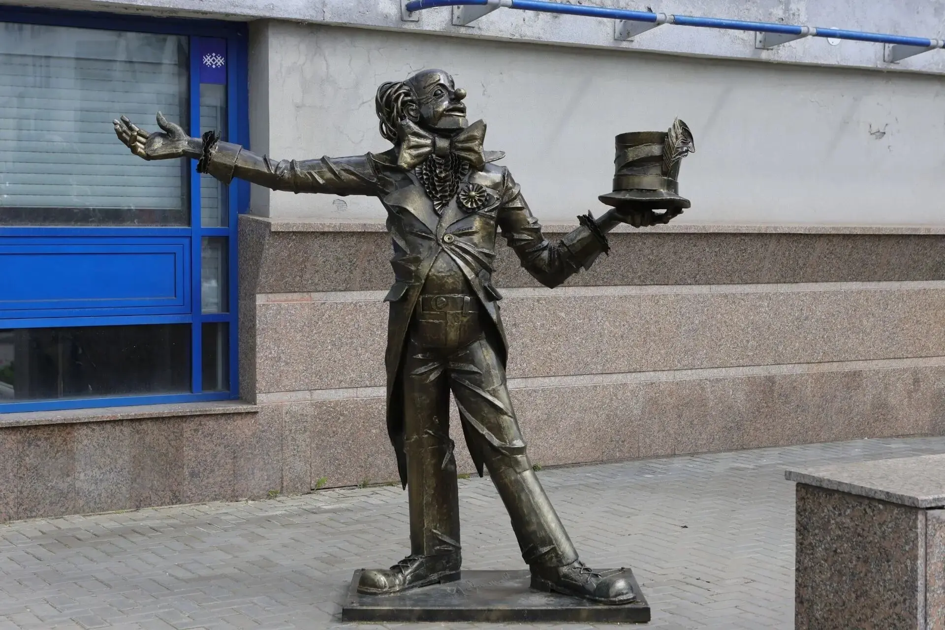 В руках клоуна – цилиндр 🎩