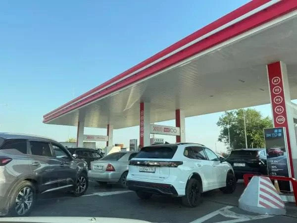 ⛽️ В Ростове сохраняется дефицит бензина — на АЗС выстраиваются очереди