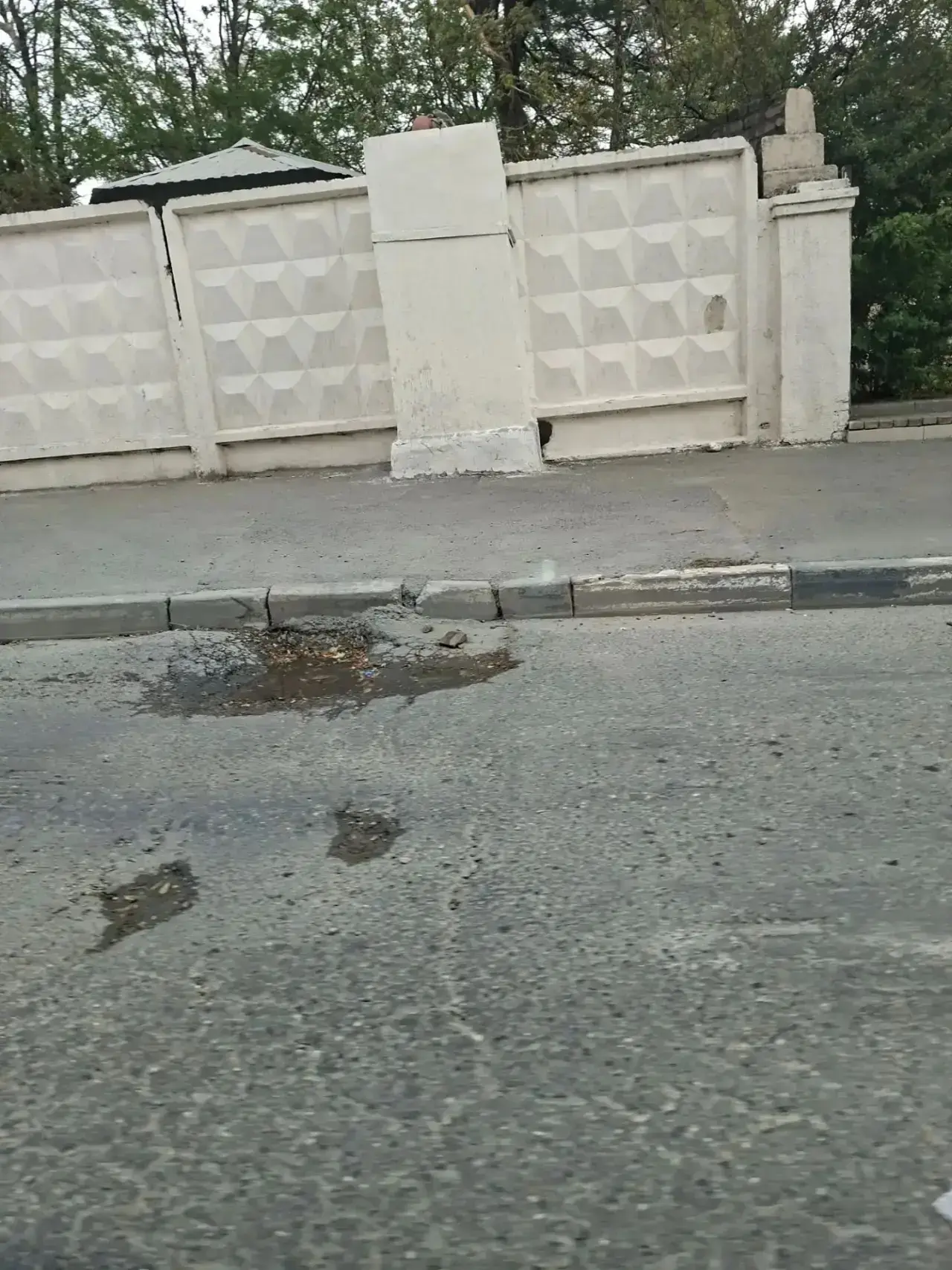 Дорожное покрытие параллельно администрации Восточного района оставляет желать лучшего