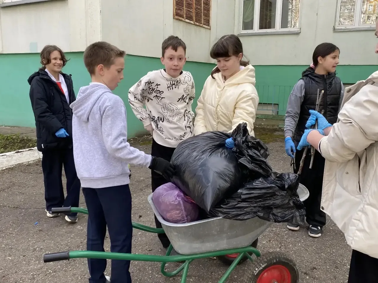 Целую неделю мы наводили порядок на пришкольной территории — всё делали Своими руками! ✨🧹 Масштабный