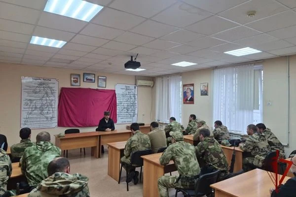 В Карачаево-Черкесии росгвардейцы приняли участие в круглом столе с представителем духо...