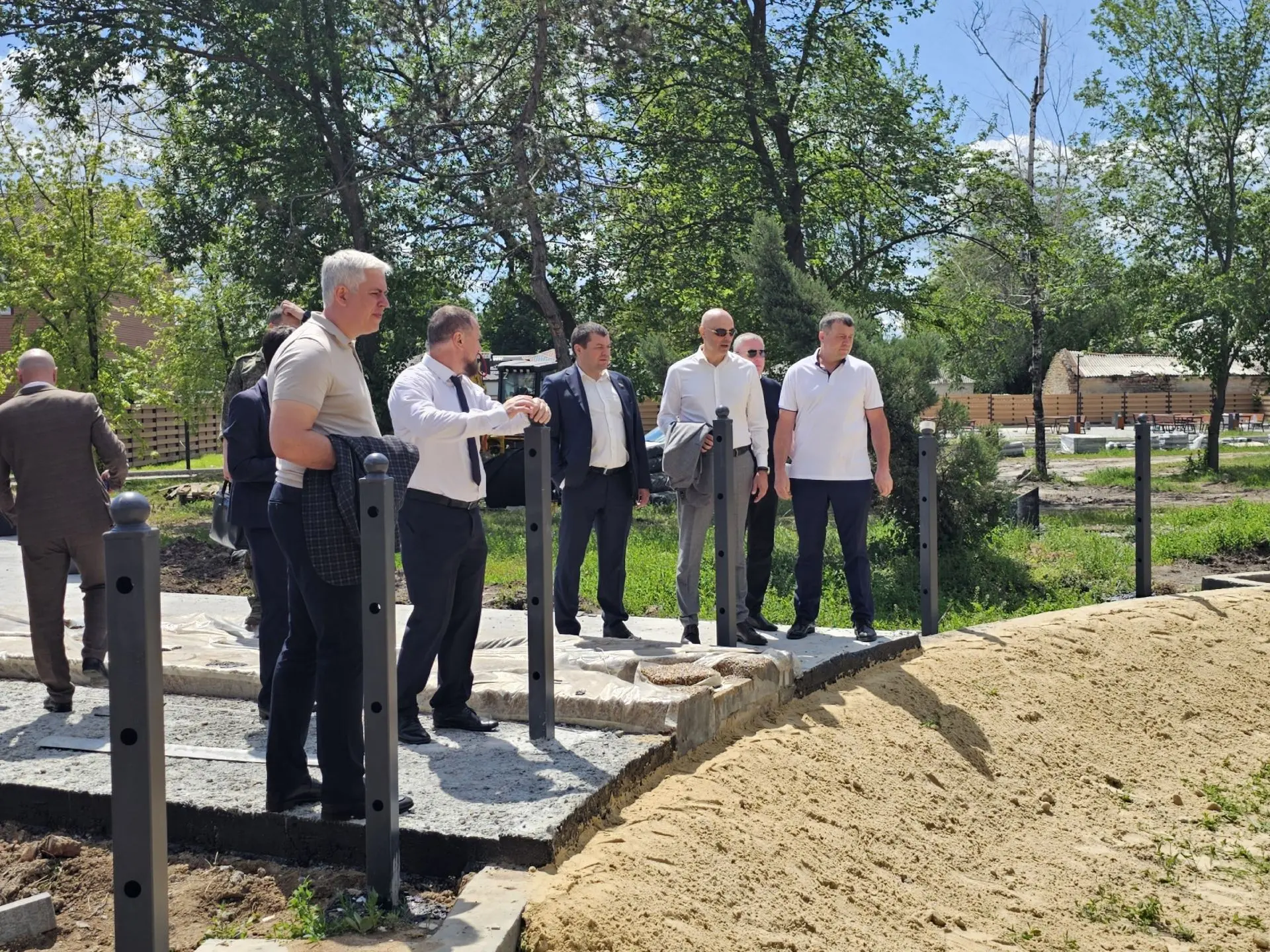 В парке «Казачок» на улице Московской прошло выездное заседание постоянной комиссии гор...