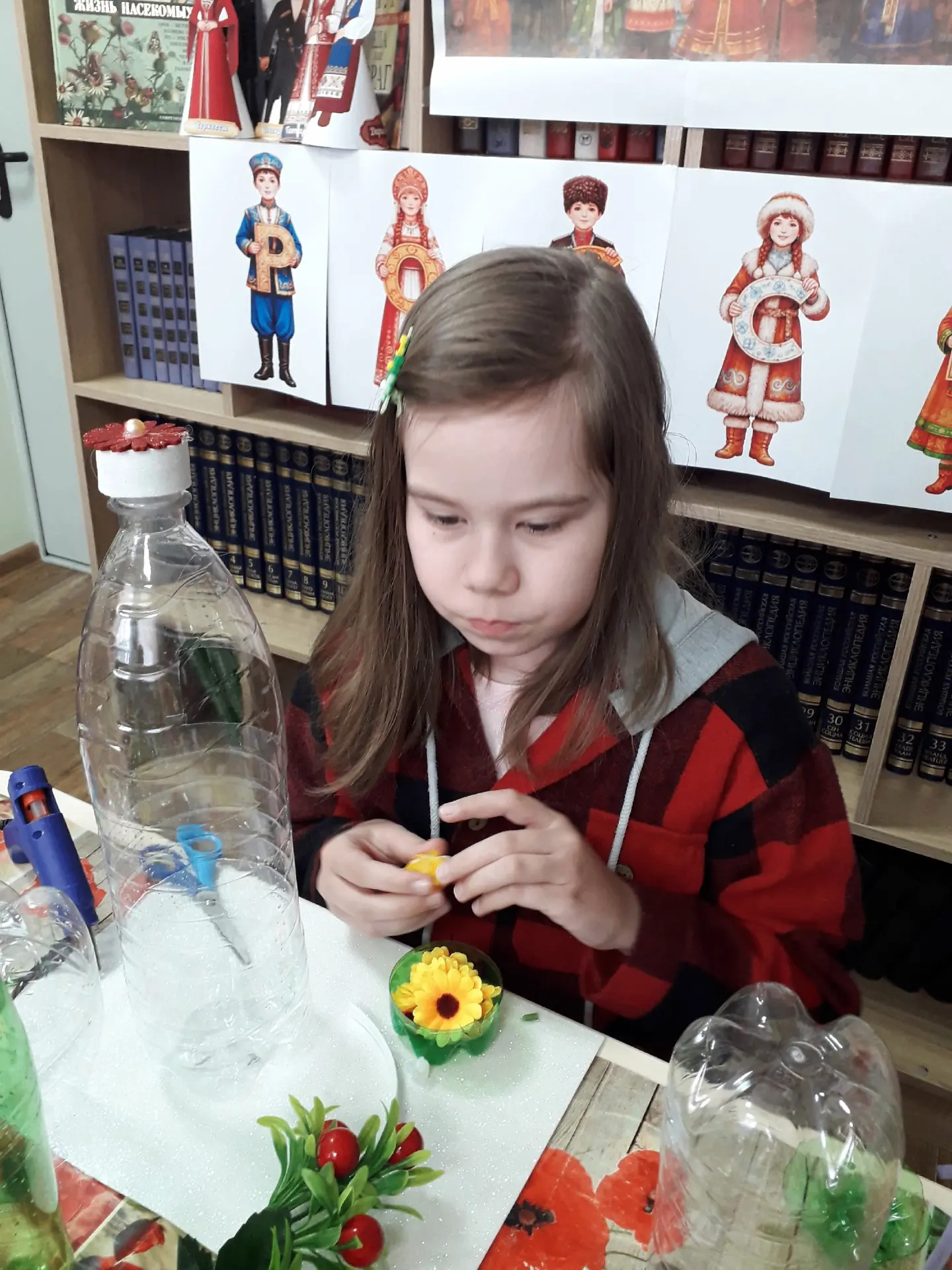 🎉 «Творилка-мастерилка» в библиотеке села Усть-Илыч 

✂️ В руках детей пластиковые бутылки превраща