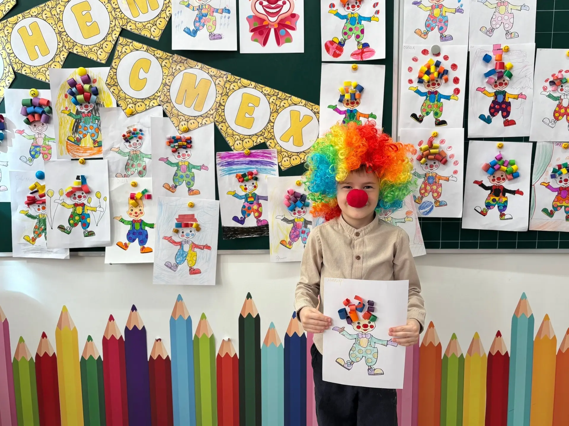 Ко "Дню смеха" ученики 1 д класса сделали аппликацию "Забавный Клоун". 🤡   Какой ребенок не любит ци