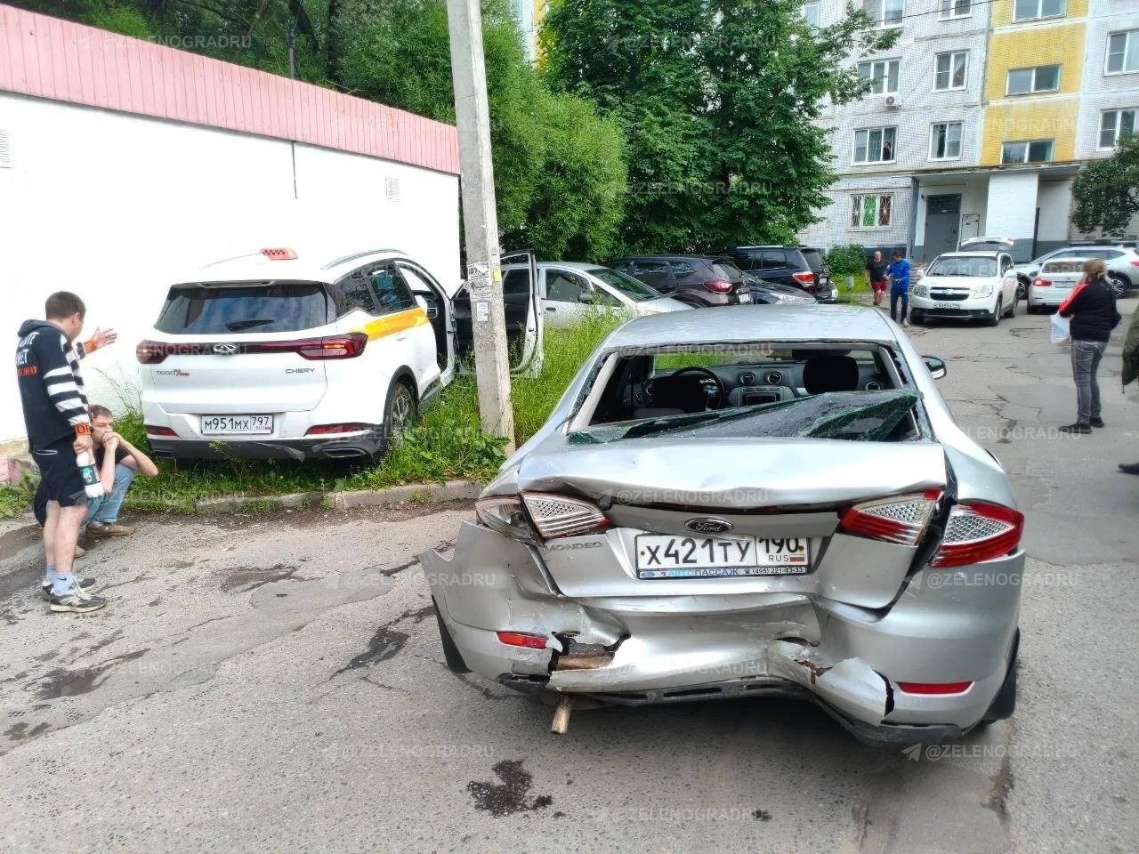 Машина в Андреевке врезалась в припаркованный автомобиль — тот сбил женщину у магазина

Вечером у ма