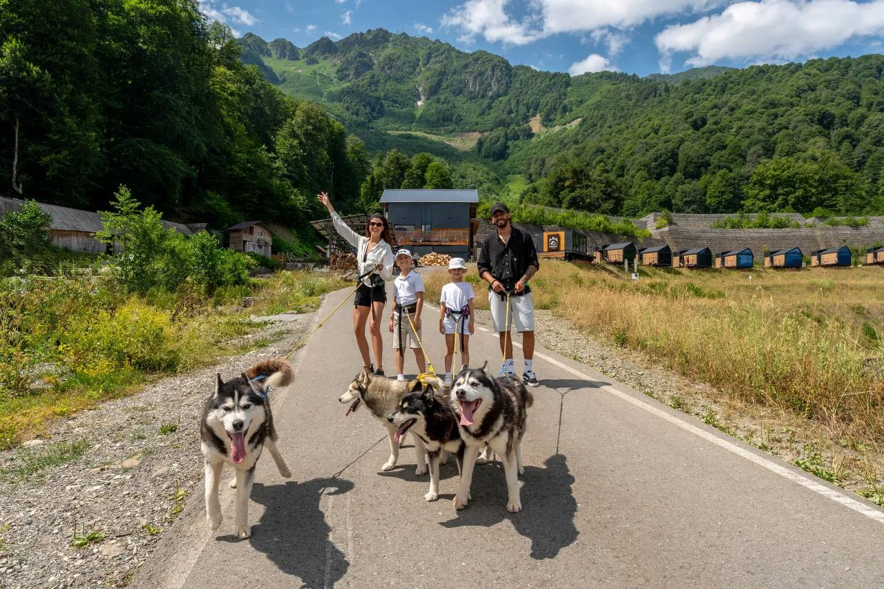 Из горных развлечений сегодня открыты: 

⛰Смотровая площадка: Роза Пик (2320м)
💫 Качели на Пике — и