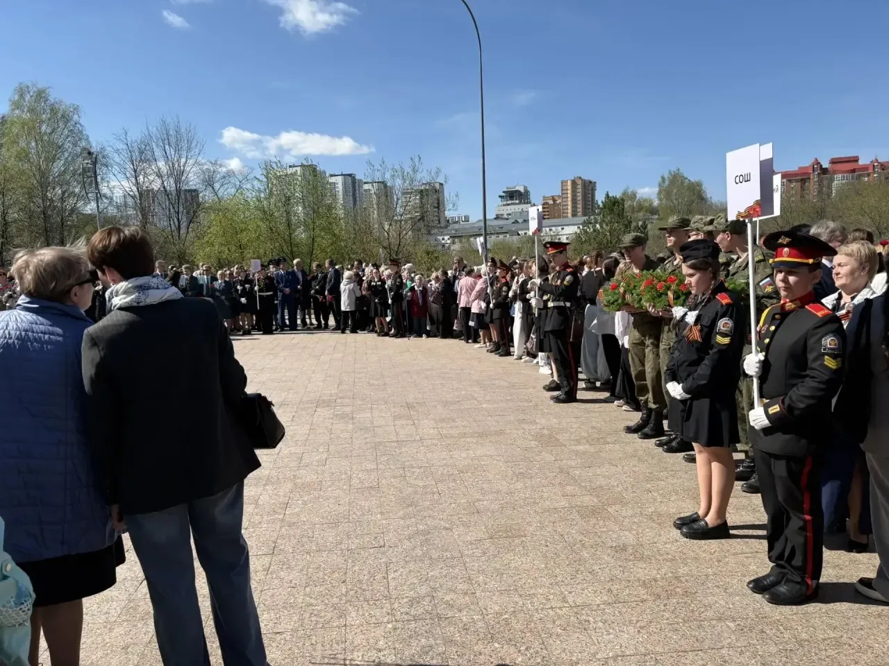 Ежегодно наша школа принимает участие в торжественном возложении цветов к мемориалу «Скорбящая». Сег