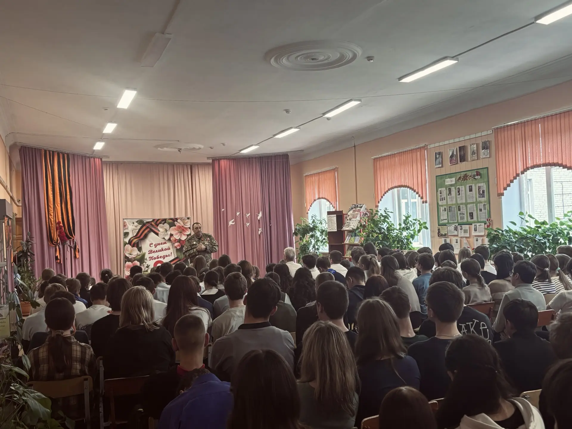 Вчера в нашей школе состоялся разговор, который не забудется. 🏫  К нам приехал человек, за плечами к