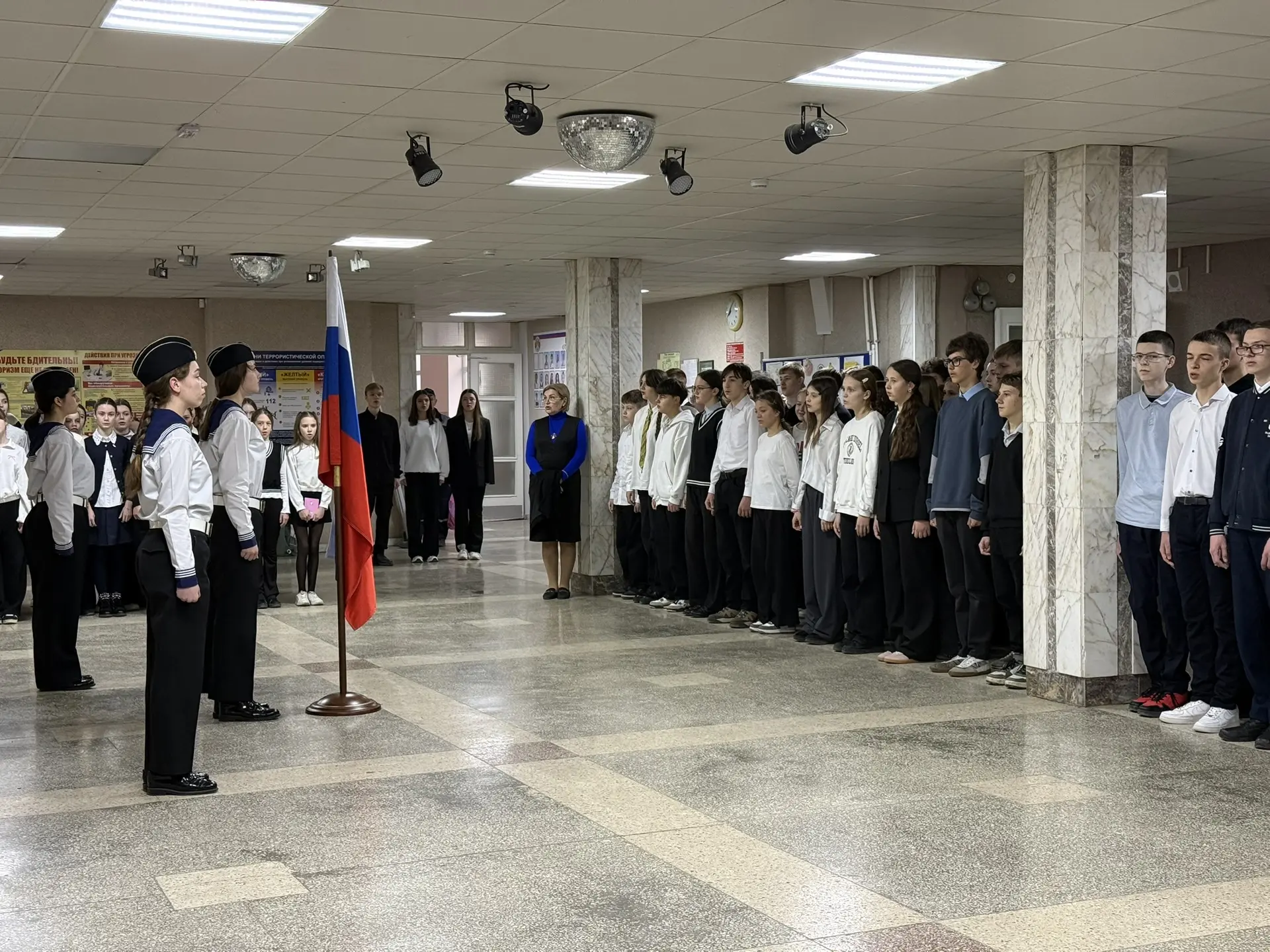 🇷🇺Наша неделя традиционно началась с поднятия флага и исполнения гимнов  На линейке ребята узнали о 