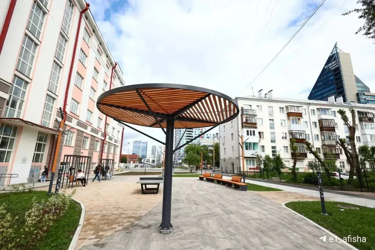 🌳 В центре Екатеринбурга открыли новый сквер - между Горным и УрГЭУ