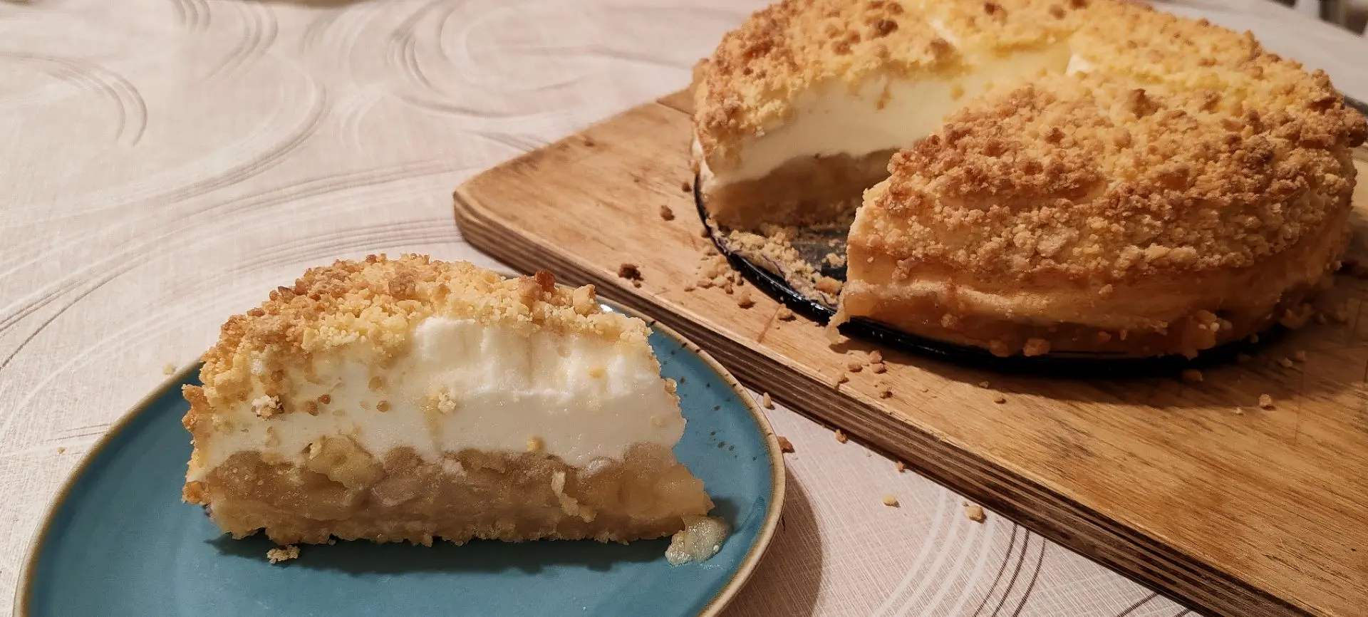 Приготовила праздничный пирог с яблоками и сметанным суфле🥰