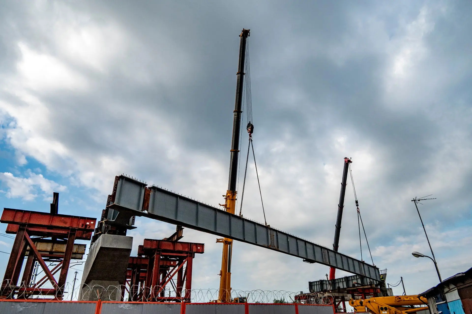 🏗В створе Порховской улицы в Московском районе специалисты "АБЗ-1" возводят путепровод...