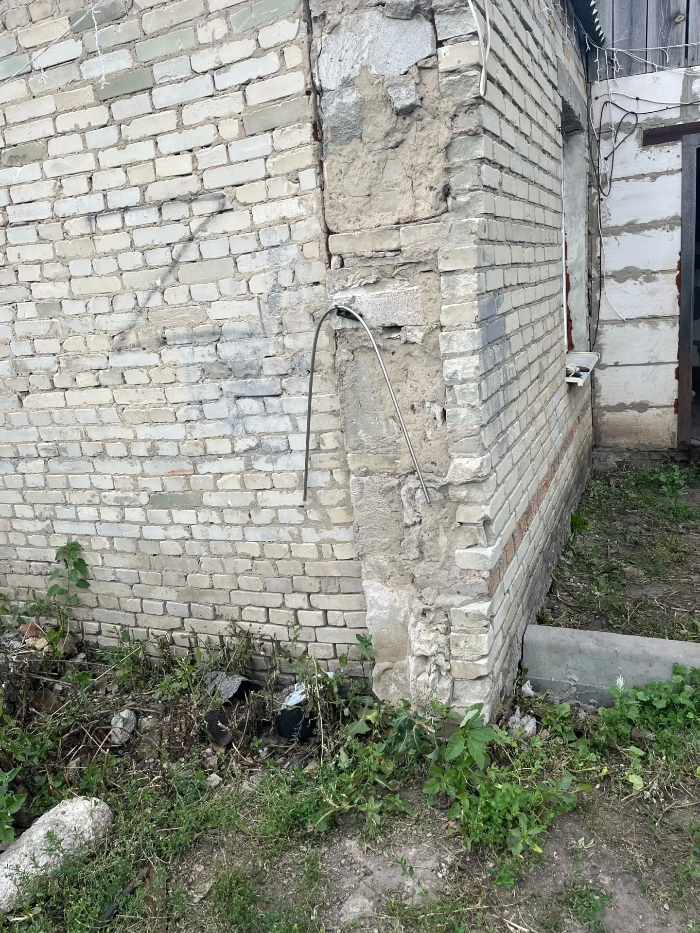 Нужно сравнять два угла у дома после слома пристроя под одну плоскость. Инструмент ваш....