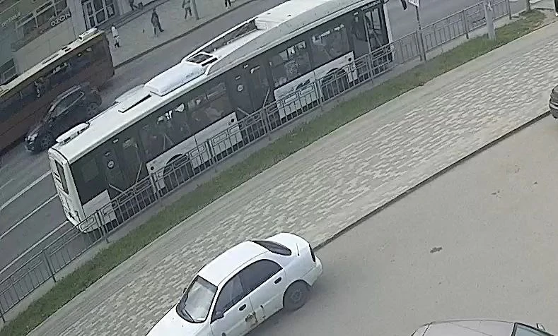 В мае 2024 года пожилая женщина в городском пассажирском автобусе в результате резкого торможения на