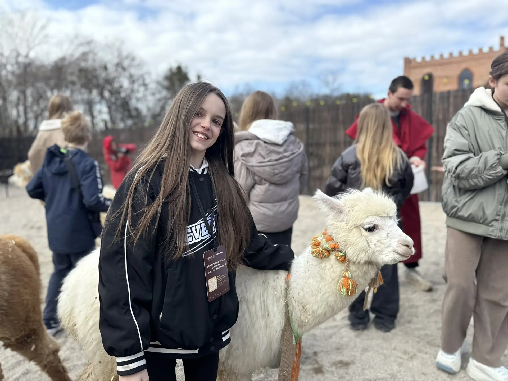 В гости к альпакам 🦙   Учащиеся 6В класса посетили парк альпак «Тиргартен», расположенный у стен зам