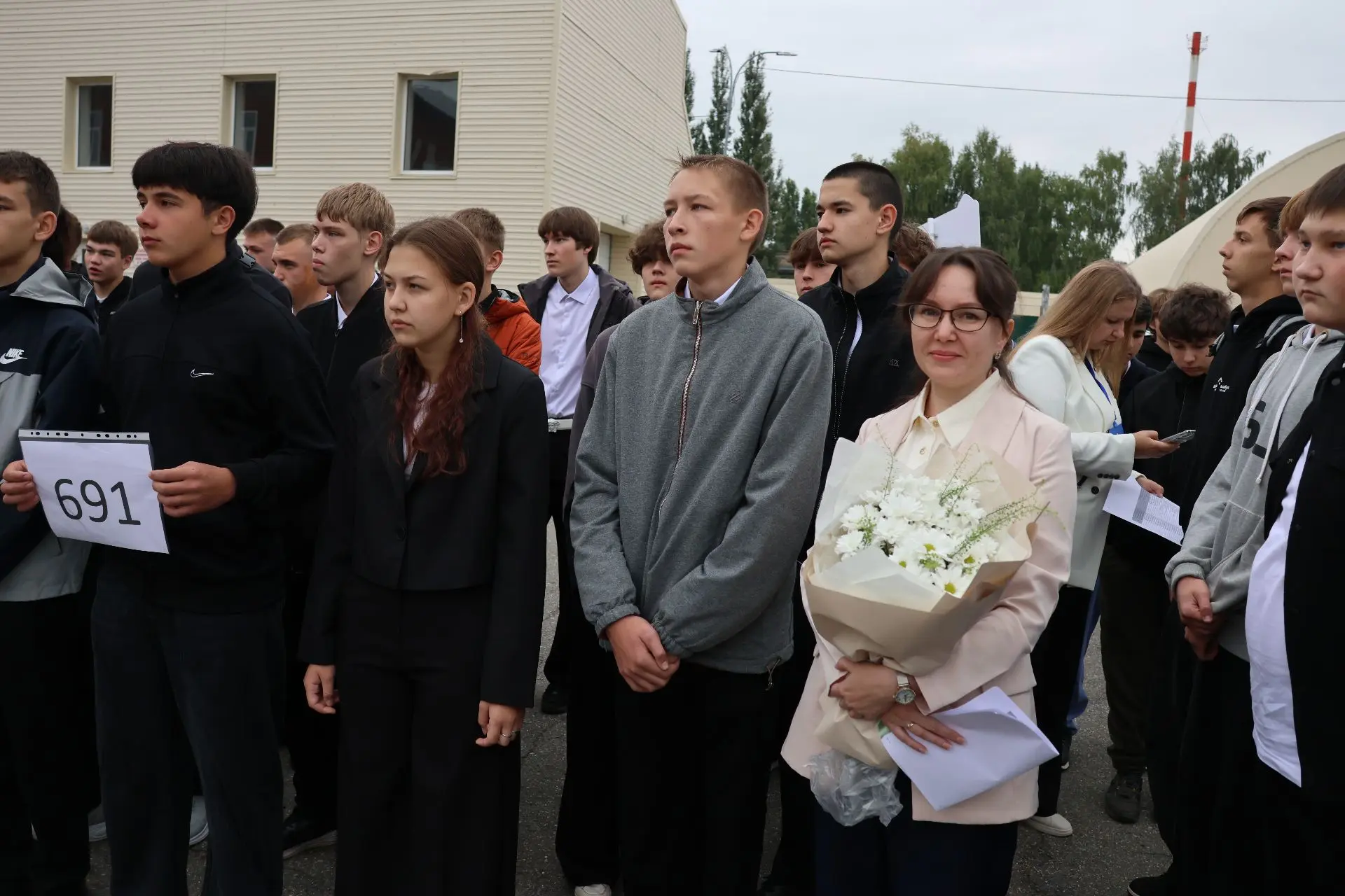 В первый день сентября, когда город ещё дышит теплом уходящего лета, Елабуга окрасилась...